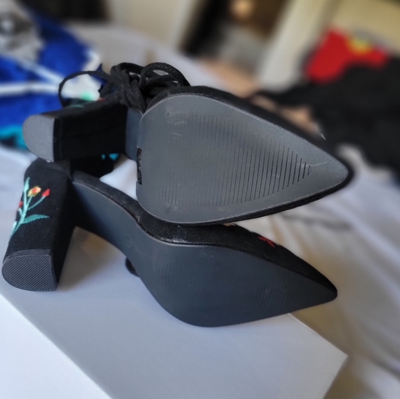 Floral Embroideree Heels - Picture 4 of 7